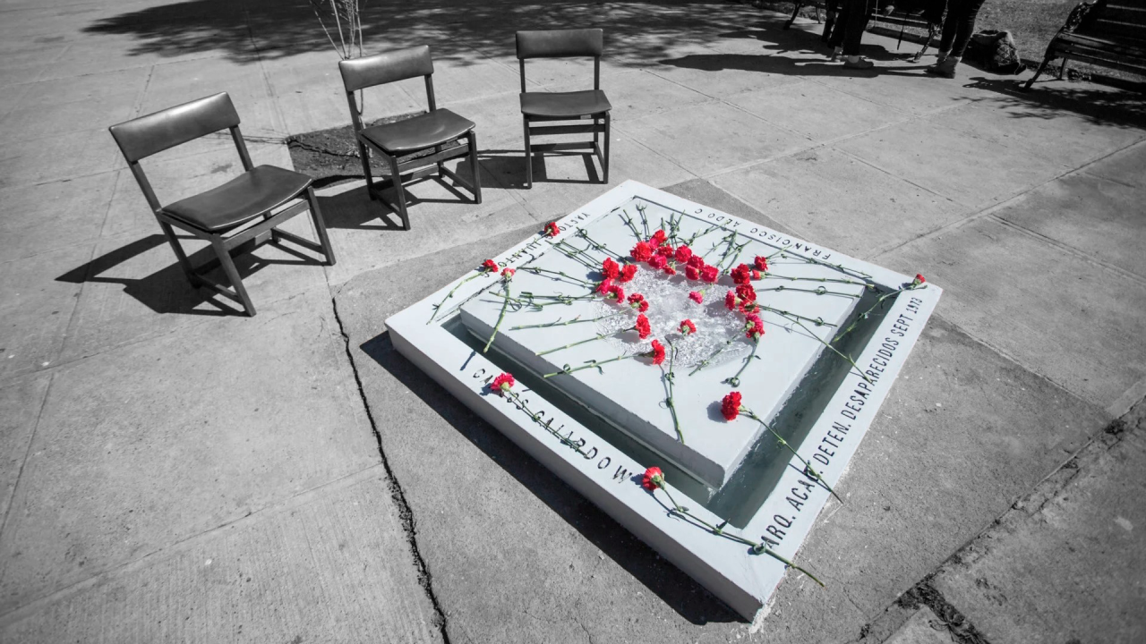 Memorial a profesor y alumnos detenidos desaparecidos.  
